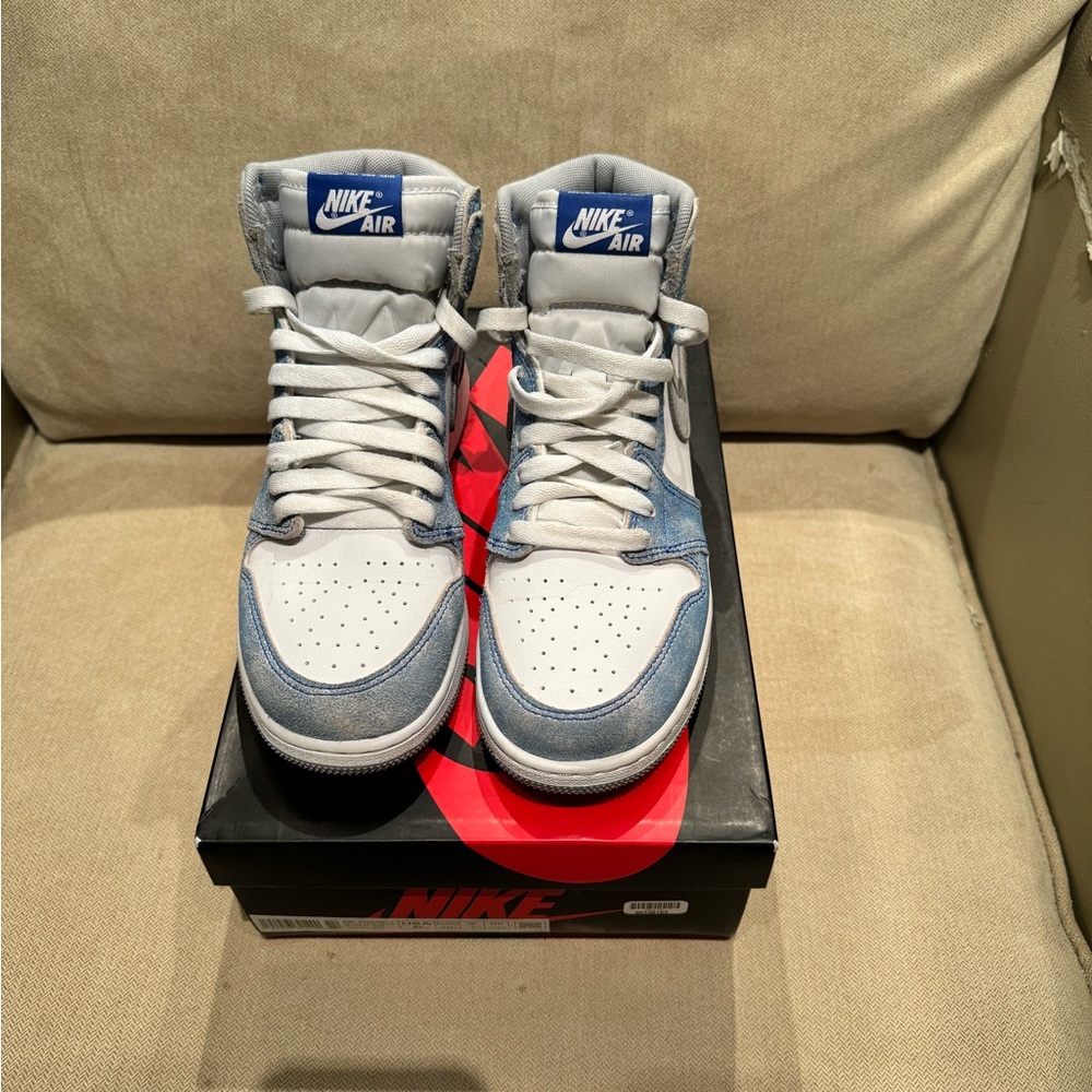 LIKE NEW AIR JORDAN 1 HIGH OG HYPER ROYAL SIZE 6Y!